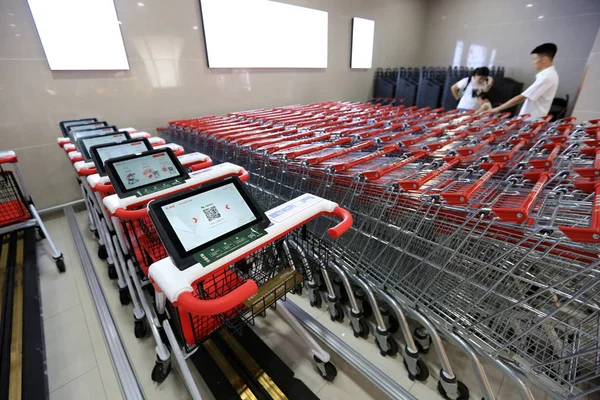 Intelligens Bevásárlókocsik Tablet Segítségével Ügyfelek Check Out Saját Vannak Egy — Stock Fotó
