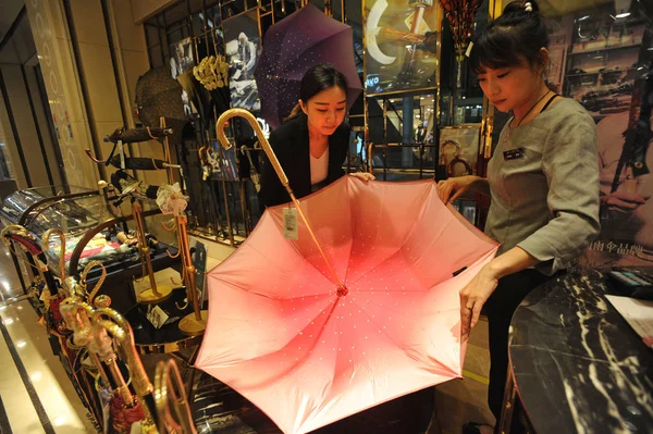 Kunder Handla Dyra Paraplyer Med Unika Pinnar Butik Ett Köpcentrum — Stockfoto
