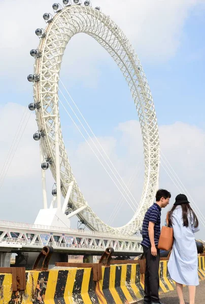 Menschen Besuchen Bailang River Bridge Riesenrad Das Weltgrößte Speichenlose Riesenrad — Stockfoto