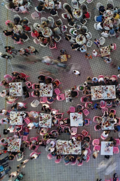 地元住民や観光客は 2018 日中国東部の江蘇省淮安市洪沢県で大規模なザリガニ宴会中のざりがに類をお楽しみください — ストック写真