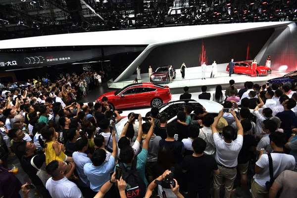 Los Visitantes Congregan Stand Audi Durante 22º Salón Internacional Del — Foto de Stock