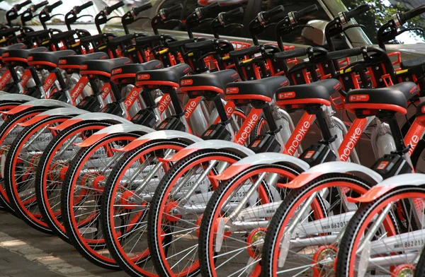 Αρχείο Ποδήλατα Της Κινεζικής Υπηρεσίας Διαμοιρασμού Ποδηλάτων Mobike Είναι Ευθυγραμμισμένο — Φωτογραφία Αρχείου