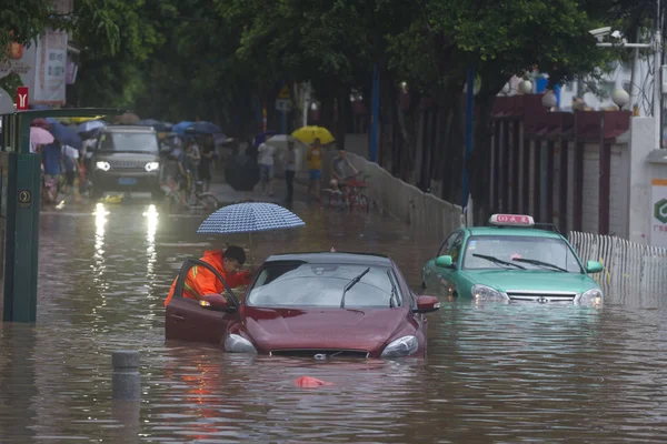 Chinese Worker Checks Car Submerged Flooded Road Heavy Rainstorm Caused — Stock Photo, Image