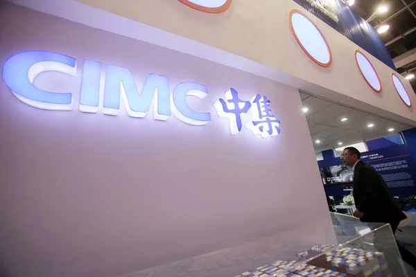 2014年4月2日 上海で開催された展示会中に Cimc 中国国際海洋コンテナ グループ 有社のスタンドを通り過ぎる訪問者 — ストック写真