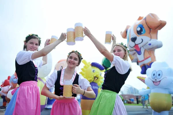 Revelers Share Toast 28Th Qingdao International Beer Festival Jinshatan Beer — Stock Photo, Image