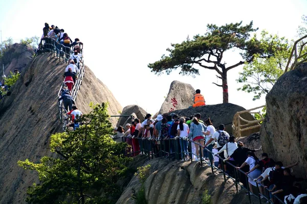 Turistler Fengcheng Şehirde Bir Uçurumun Kenarı Boyunca Bir Dağa Tırmanmak — Stok fotoğraf