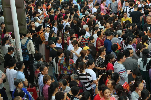 Local Chinese Residents Parents Crowd Streets See Students Maotanchang High — Stock Photo, Image