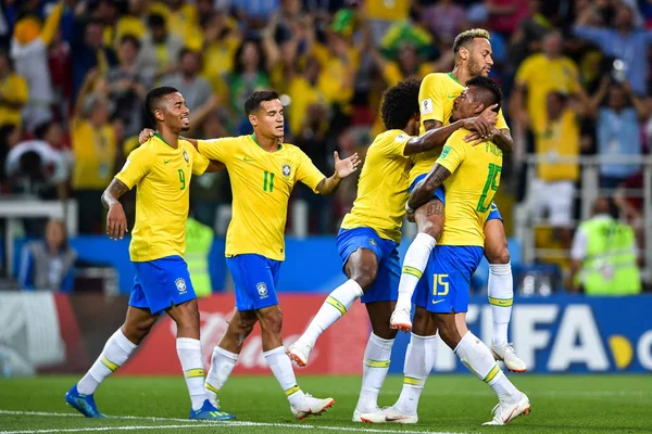 Paulinho Rechts Aus Brasilien Feiert Mit Teamkollegen Nach Seinem Tor — Stockfoto