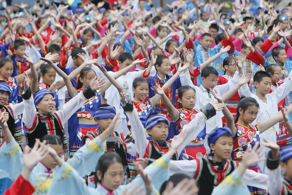 Chinesen Der Volksgruppe Der Miao Traditionellen Kostümen Treten Auf Chiyou — Stockfoto