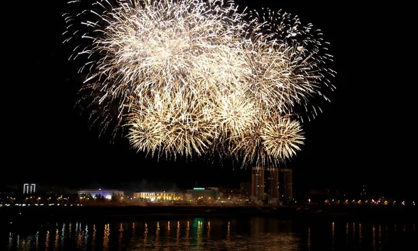 Los Fuegos Artificiales Iluminan Cielo Nocturno Sobre Blagoveshchensk Rusia Para — Foto de Stock