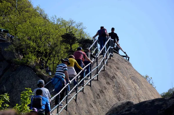 Touristen Gehen Auf Einer Schmalen Straße Einen Berg Rande Einer — Stockfoto