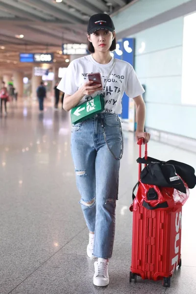 Cantante Attrice Cinese Victoria Song Song Qian Usa Suo Smartphone — Foto Stock