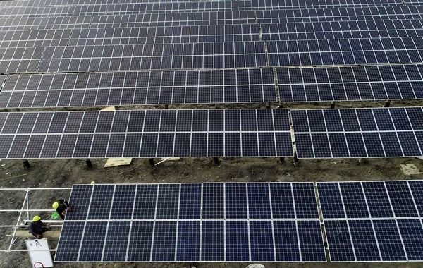 Çinli Işçiler Huaian Kentinde Bir Fotovoltaik Güç Santralinde Güneş Panelleri — Stok fotoğraf