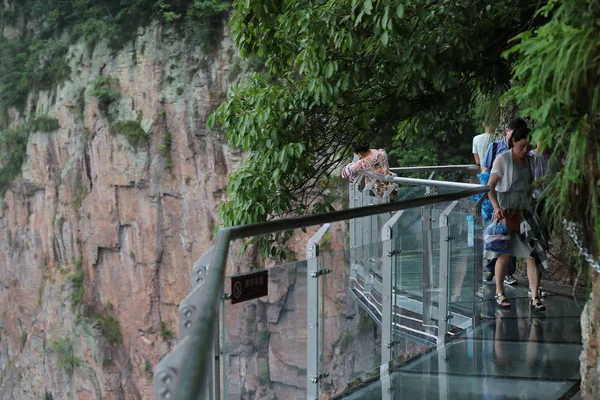 Los Turistas Disfrutan Del Paisaje Mientras Caminan Caballete Cristal Lingyundu — Foto de Stock