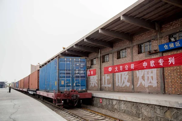 Ein Güterzug Des Chinesischen Eisenbahn Expresses Der Von Bayannur Nach — Stockfoto