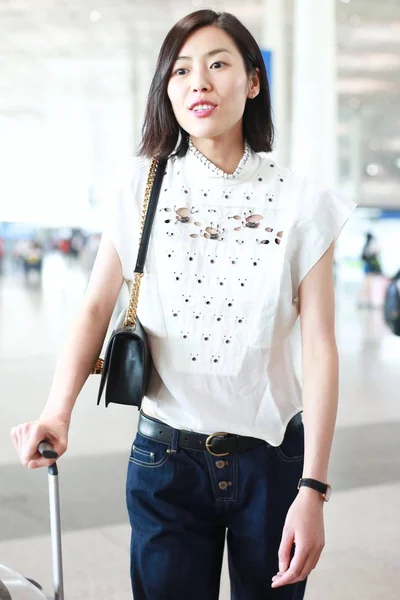 Modelo Chinês Liu Wen Retratado Como Ela Chega Aeroporto Internacional — Fotografia de Stock