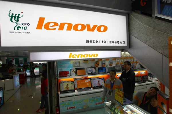 Kunder Går Förbi Affisch Lenovo Shanghai Kina Februari 2011 — Stockfoto