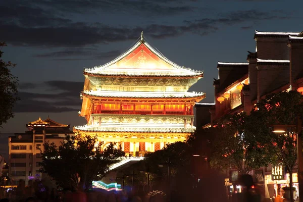 Tourists Visit Bell Tower Rainfall Sunset City Northwest China Shaanxi — Stock Photo, Image