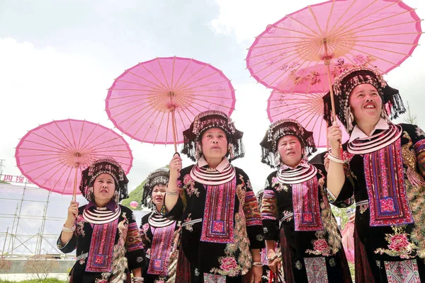 ミャオ族の伝統的な衣装に身を包んだ少数民族グループの中国の人々 として知られている 回フェスティバル 中国南西部の貴州省安順市 Yanu 祭に参加してください 2018 — ストック写真