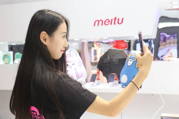 Visitor Tries Out Smartphones Selfie App Meitu 2017 Mobile World — Stock Photo, Image