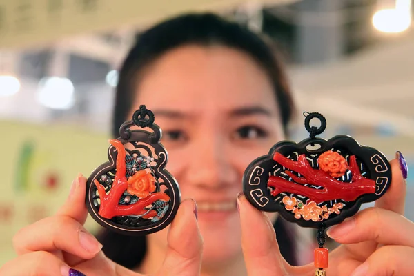 Exhibitor Displays Coral Pendants Display Summer Jewelry Show China International — Stock Photo, Image