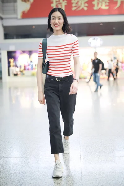 Chiński Model Liu Wen Jest Zdjęciu Dworcu Kolejowym Szanghaju Shanghai — Zdjęcie stockowe