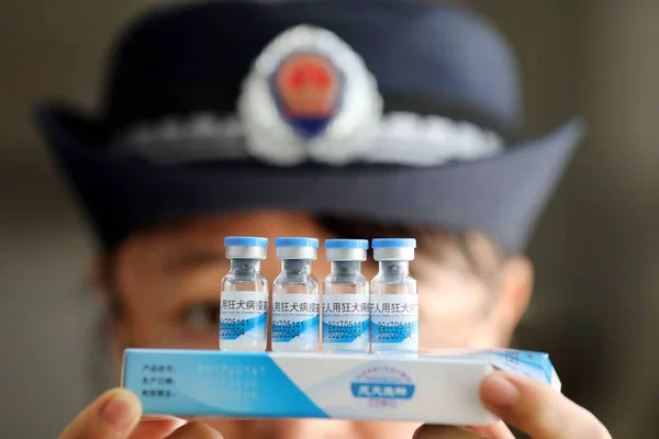 Сотрудник Правоохранительных Органов Китая Изучает Вакцины Против Бешенства Складе Вакцин — стоковое фото