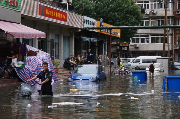 Машина Наполовину Затоплена Затопленной Дороге Вызванной Сильным Ливнем Тяньцзине Китай — стоковое фото