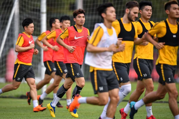 Spieler Von Chinas Guangzhou Evergrande Taobao Nehmen Einer Trainingseinheit Vor — Stockfoto