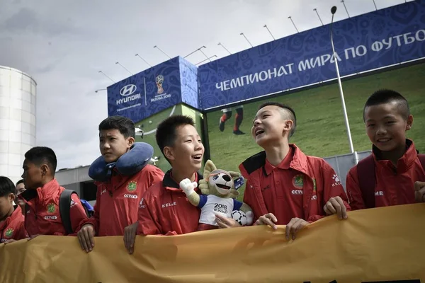 Des Joueurs Football Adolescents Chinois Sont Photographiés Après Leur Arrivée — Photo