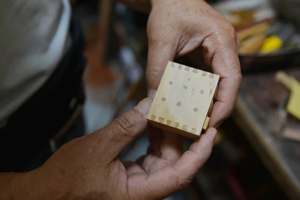 69岁的中国男子陈和生于2018年5月21日在中国东部江苏省南京市的家中创作了一件微型木制艺术品 — 图库照片