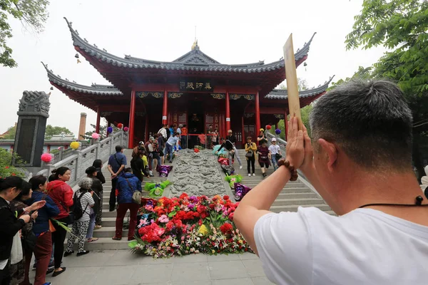 Kínai Hívek Éget Joss Ragaszkodik Füstölők Ünnepli Születésnapját Buddha Jile — Stock Fotó