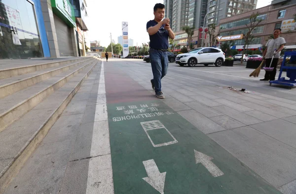 Peatón Usa Teléfono Inteligente Mientras Camina Por Carril Acera Del — Foto de Stock