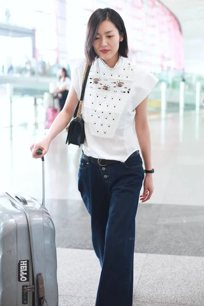 图为中国名模刘文抵达中国北京首都国际机场时 — 图库照片