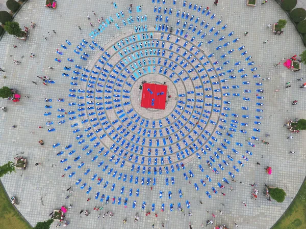 徐州市 中国東部の江蘇省 2018 日円形のサークルで練習をする収集ヨガ愛好家の 1000 人以上の空撮 — ストック写真