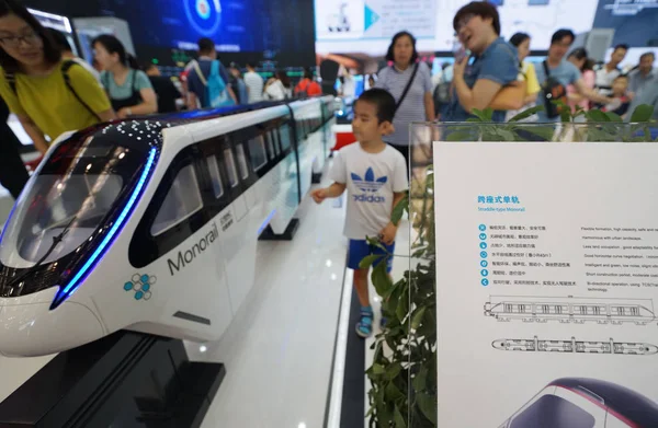 Vistiors Titta Förarlösa Kolfiber Monorail Tåget Tillverkades China Railway Signal — Stockfoto