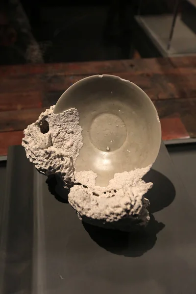 Керамическая Посуда Найденная Затонувшем Корабле Названием Huaguangjiao Экспонируется Выставке Китайском — стоковое фото