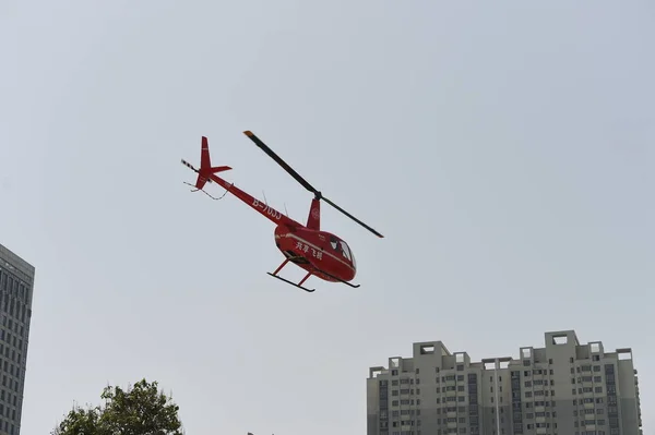 Ziyaret Edenler Robinson R44 Helikopter Paylaşım Bir Uçuş Sırasında Üçüncü — Stok fotoğraf