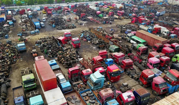 Vista Aérea Vehículos Desechados Apilados Espacio Abierto Largo Del Río —  Fotos de Stock