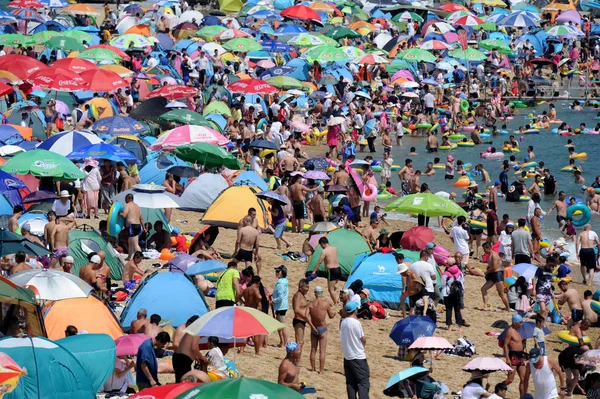 Más 000 Turistas Llenan Complejo Playa Para Refrescarse Día Abrasador — Foto de Stock