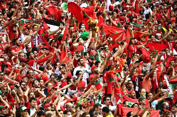 Los Aficionados Ondean Banderas Gritan Consignas Para Mostrar Apoyo Marruecos —  Fotos de Stock