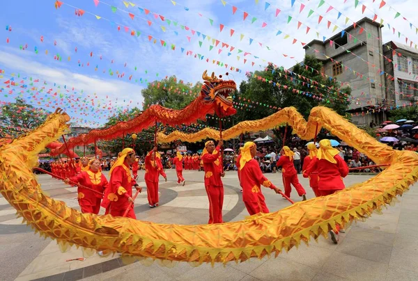 Chinese Mensen Van Miao Etnische Groep Uitvoeren Dragon Dans Tijdens — Stockfoto