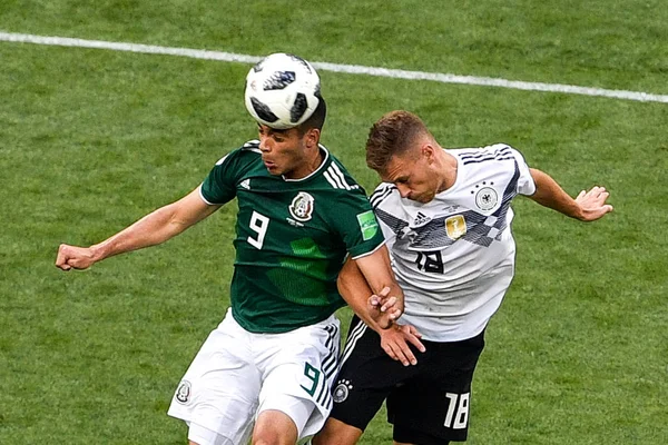 Raul Jimenez México Esquerda Lidera Bola Contra Joshua Kimmich Alemanha — Fotografia de Stock