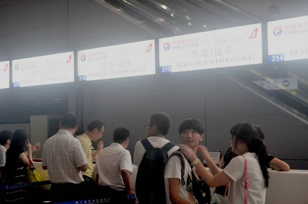 Los Pasajeros Son Vistos Mostrador Servicio Boletos China Eastern Airlines — Foto de Stock