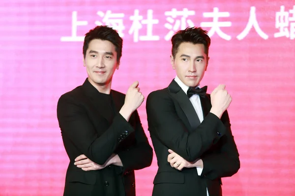 Der Taiwanesisch Kanadische Schauspieler Mark Chao Links Posiert Mit Einer — Stockfoto