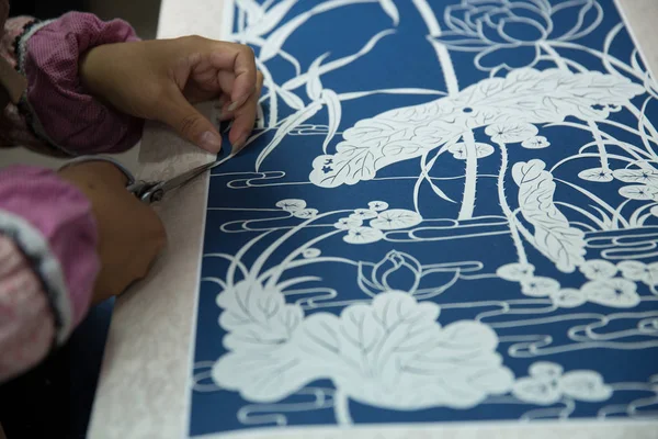 Fil Kinesisk Hantverkare Skär Bit Papper Traditionell Kinesisk Målning Yangzhou — Stockfoto