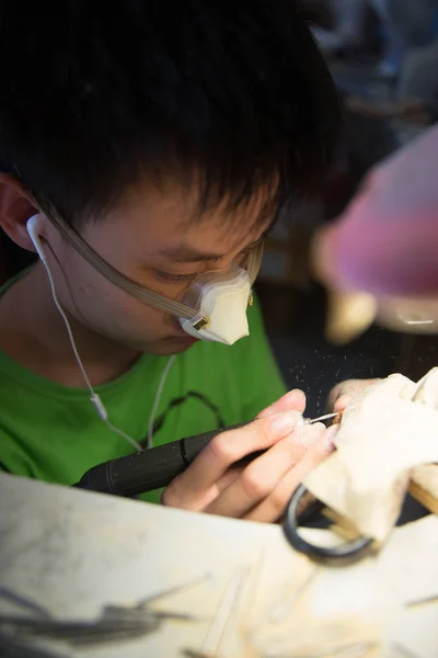 2018年6月18日 中国东部浙江省苏州市舟山村的工作室里 一名学徒在工作室里制作水果坑雕刻 — 图库照片