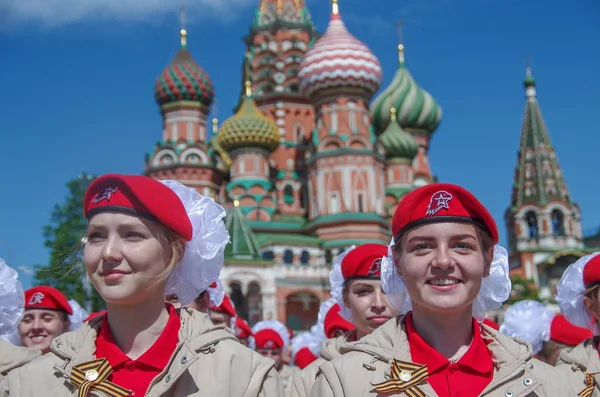 Γυναίκες Ρώσοι Στρατιώτες Ποζάρουν Για Φωτογραφίες Στην Κόκκινη Πλατεία Μετά — Φωτογραφία Αρχείου