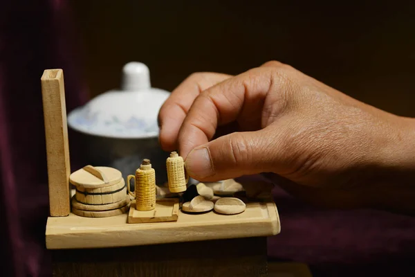 Homem Chinês Anos Chen Hesheng Mostra Fogão Cozinha Madeira Miniatura — Fotografia de Stock