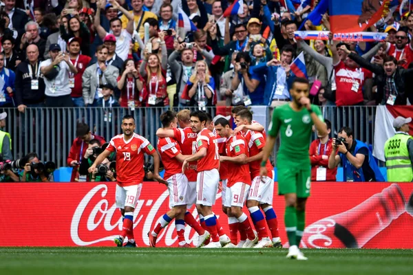 Los Jugadores Rusia Celebran Después Yuri Gazinsky Scord Primer Gol —  Fotos de Stock